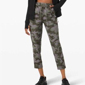 Lululemon Keep Moving Pant 7/8 High-Rise
Heritage Camo Dusky Lavender Multi Sz 4